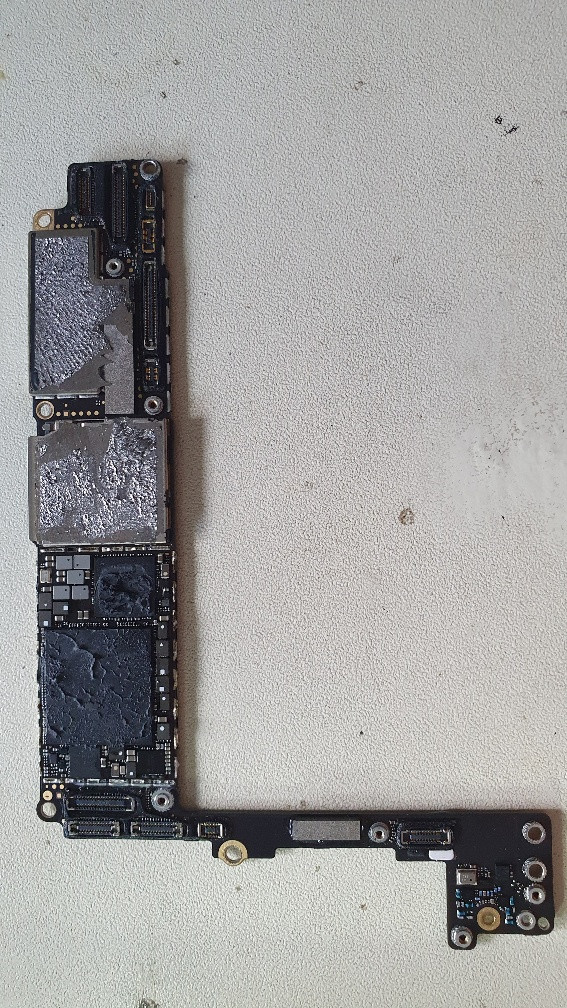 iPhone8Plus_Logicboard_1.jpg